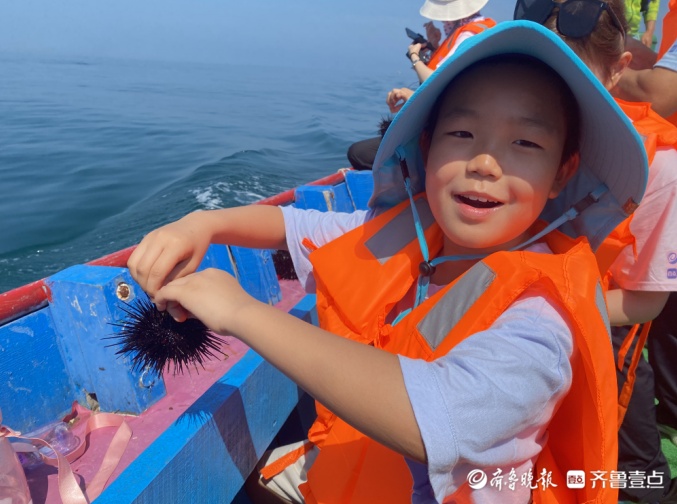 壹粉們一早乘船體驗海上捕撈直呼：又鮮又肥，生吃海膽太帶勁了