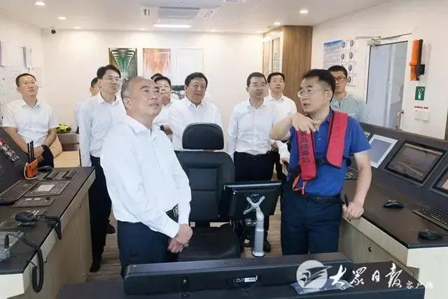 省委書(shū)記林武來(lái)煙調(diào)研“經(jīng)海005號(hào)”深海智能網(wǎng)箱
